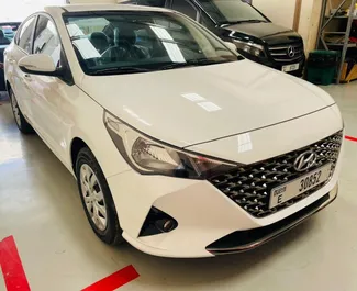 Frontansicht eines Mietwagens Hyundai Accent in Dubai, VAE ✓ Auto Nr.7093. ✓ Automatisch TM ✓ 3 Bewertungen.