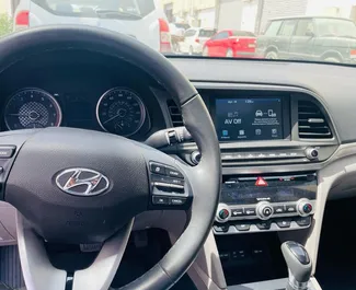 Hyundai Elantra 2019 zur Miete verfügbar in Dubai, mit Kilometerbegrenzung 200 km/Tag.