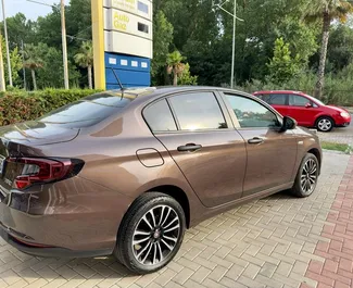 Frontansicht eines Mietwagens Fiat Tipo Sedan am Flughafen von Tirana, Albanien ✓ Auto Nr.7057. ✓ Automatisch TM ✓ 1 Bewertungen.