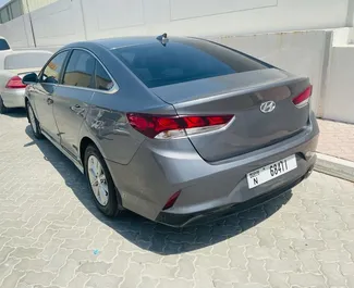 Hyundai Sonata 2018 zur Miete verfügbar in Dubai, mit Kilometerbegrenzung 200 km/Tag.