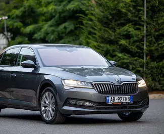 Frontansicht eines Mietwagens Skoda Superb in Tirana, Albanien ✓ Auto Nr.7137. ✓ Automatisch TM ✓ 0 Bewertungen.