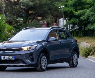 Frontansicht eines Mietwagens Kia Stonic in Tirana, Albanien ✓ Auto Nr.7139. ✓ Automatisch TM ✓ 0 Bewertungen.