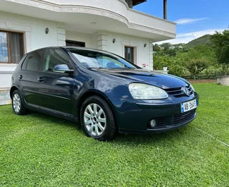 Frontansicht eines Mietwagens Volkswagen Golf 5 in Tirana, Albanien ✓ Auto Nr.7162. ✓ Automatisch TM ✓ 0 Bewertungen.