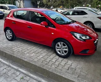 Frontansicht eines Mietwagens Opel Corsa am Flughafen Istanbul Sabiha Gokcen, Türkei ✓ Auto Nr.7175. ✓ Automatisch TM ✓ 0 Bewertungen.