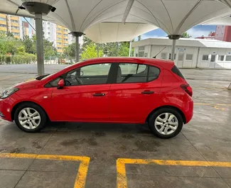 Benzin 1,4L Motor von Opel Corsa 2016 zur Miete am Flughafen Istanbul Sabiha Gokcen.