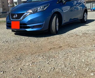 Frontansicht eines Mietwagens Nissan Note in Larnaca, Zypern ✓ Auto Nr.7072. ✓ Automatisch TM ✓ 0 Bewertungen.