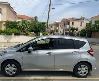 Frontansicht eines Mietwagens Nissan Note in Limassol, Zypern ✓ Auto Nr.7250. ✓ Automatisch TM ✓ 0 Bewertungen.