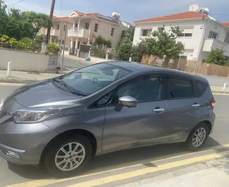 Frontansicht eines Mietwagens Nissan Note in Limassol, Zypern ✓ Auto Nr.7249. ✓ Automatisch TM ✓ 0 Bewertungen.