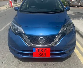 Frontansicht eines Mietwagens Nissan Note in Limassol, Zypern ✓ Auto Nr.7232. ✓ Automatisch TM ✓ 0 Bewertungen.