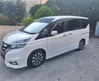 Frontansicht eines Mietwagens Nissan Serena in Limassol, Zypern ✓ Auto Nr.7235. ✓ Automatisch TM ✓ 0 Bewertungen.