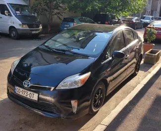 Frontansicht eines Mietwagens Toyota Prius in Tiflis, Georgien ✓ Auto Nr.7185. ✓ Automatisch TM ✓ 2 Bewertungen.