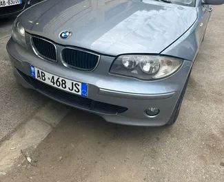 Frontansicht eines Mietwagens BMW 116d in Durres, Albanien ✓ Auto Nr.7299. ✓ Schaltgetriebe TM ✓ 2 Bewertungen.