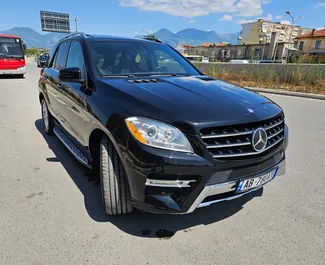 Frontansicht eines Mietwagens Mercedes-Benz ML350 in Tirana, Albanien ✓ Auto Nr.7221. ✓ Automatisch TM ✓ 0 Bewertungen.