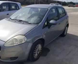 Frontansicht eines Mietwagens Fiat Punto in Durres, Albanien ✓ Auto Nr.7296. ✓ Schaltgetriebe TM ✓ 0 Bewertungen.