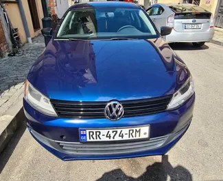 Frontansicht eines Mietwagens Volkswagen Jetta am Flughafen Kutaisi, Georgien ✓ Auto Nr.7183. ✓ Automatisch TM ✓ 5 Bewertungen.