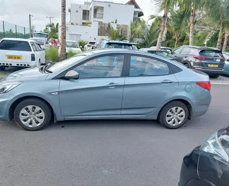 Frontansicht eines Mietwagens Hyundai Accent Sport Sedan auf Mauritius, Mauritius ✓ Auto Nr.7122. ✓ Automatisch TM ✓ 0 Bewertungen.