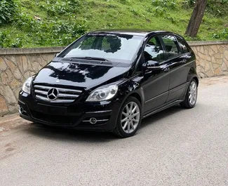 Frontansicht eines Mietwagens Mercedes-Benz B-Class in Durres, Albanien ✓ Auto Nr.7300. ✓ Automatisch TM ✓ 6 Bewertungen.