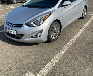 Frontansicht eines Mietwagens Hyundai Elantra am Flughafen Kutaisi, Georgien ✓ Auto Nr.7193. ✓ Automatisch TM ✓ 3 Bewertungen.