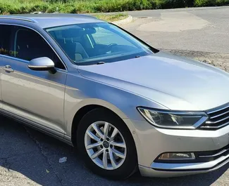 Frontansicht eines Mietwagens Volkswagen Passat Variant in Budva, Montenegro ✓ Auto Nr.7187. ✓ Automatisch TM ✓ 1 Bewertungen.