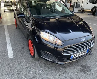 Frontansicht eines Mietwagens Ford Fiesta am Flughafen von Tirana, Albanien ✓ Auto Nr.7264. ✓ Schaltgetriebe TM ✓ 0 Bewertungen.