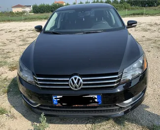 Frontansicht eines Mietwagens Volkswagen Passat am Flughafen von Tirana, Albanien ✓ Auto Nr.7263. ✓ Automatisch TM ✓ 1 Bewertungen.