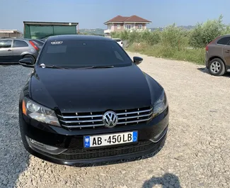 Frontansicht eines Mietwagens Volkswagen Passat am Flughafen von Tirana, Albanien ✓ Auto Nr.7269. ✓ Automatisch TM ✓ 0 Bewertungen.