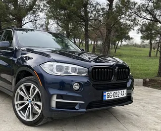 Frontansicht eines Mietwagens BMW X5 in Tiflis, Georgien ✓ Auto Nr.7265. ✓ Automatisch TM ✓ 0 Bewertungen.