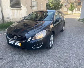 Frontansicht eines Mietwagens Volvo V60 in Durres, Albanien ✓ Auto Nr.7290. ✓ Schaltgetriebe TM ✓ 1 Bewertungen.