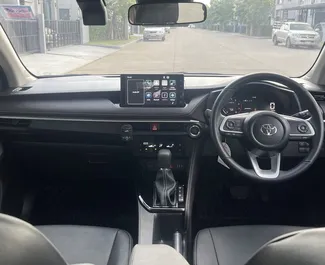 Innenraum von Toyota Yaris Ativ zur Miete in Thailand. Ein großartiges 5-Sitzer Fahrzeug mit Automatisch Getriebe.