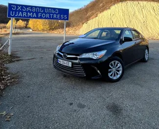 Frontansicht eines Mietwagens Toyota Camry in Tiflis, Georgien ✓ Auto Nr.7319. ✓ Automatisch TM ✓ 0 Bewertungen.