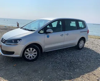 Frontansicht eines Mietwagens Volkswagen Sharan in Larnaca, Zypern ✓ Auto Nr.7204. ✓ Automatisch TM ✓ 0 Bewertungen.