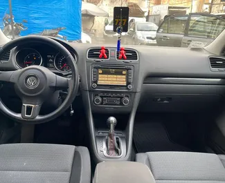 Frontansicht eines Mietwagens Volkswagen Golf 6 in Tirana, Albanien ✓ Auto Nr.7220. ✓ Automatisch TM ✓ 0 Bewertungen.