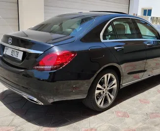 Frontansicht eines Mietwagens Mercedes-Benz C-Class in Dubai, VAE ✓ Auto Nr.7207. ✓ Automatisch TM ✓ 0 Bewertungen.