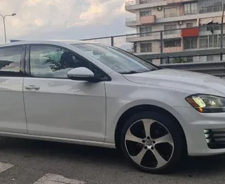 Frontansicht eines Mietwagens Volkswagen Golf 7 in Tirana, Albanien ✓ Auto Nr.7085. ✓ Automatisch TM ✓ 0 Bewertungen.