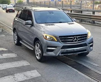 Frontansicht eines Mietwagens Mercedes-Benz ML350 in Tirana, Albanien ✓ Auto Nr.7196. ✓ Automatisch TM ✓ 0 Bewertungen.