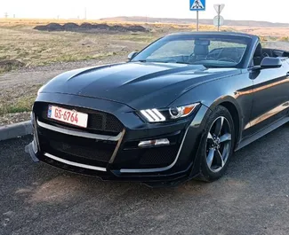 Frontansicht eines Mietwagens Ford Mustang Cabrio in Tiflis, Georgien ✓ Auto Nr.7241. ✓ Automatisch TM ✓ 0 Bewertungen.