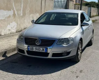 Frontansicht eines Mietwagens Volkswagen Passat in Durres, Albanien ✓ Auto Nr.7304. ✓ Schaltgetriebe TM ✓ 0 Bewertungen.