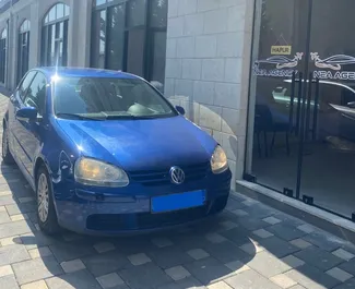 Frontansicht eines Mietwagens Volkswagen Golf 5 am Flughafen von Tirana, Albanien ✓ Auto Nr.7262. ✓ Schaltgetriebe TM ✓ 1 Bewertungen.