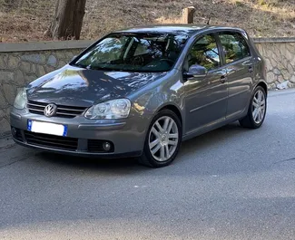 Frontansicht eines Mietwagens Volkswagen Golf 5 in Durres, Albanien ✓ Auto Nr.7313. ✓ Schaltgetriebe TM ✓ 1 Bewertungen.