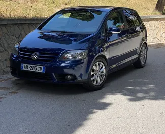 Frontansicht eines Mietwagens Volkswagen Golf Plus in Durres, Albanien ✓ Auto Nr.7306. ✓ Schaltgetriebe TM ✓ 2 Bewertungen.