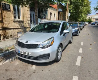 Frontansicht eines Mietwagens Kia Rio in Kutaisi, Georgien ✓ Auto Nr.7206. ✓ Schaltgetriebe TM ✓ 4 Bewertungen.