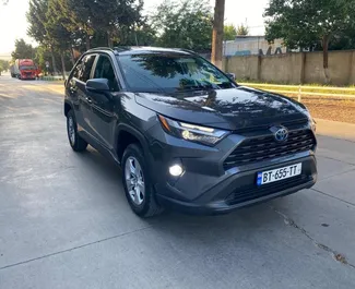 Vermietung Toyota Rav4. Komfort, SUV, Crossover Fahrzeug zur Miete in Georgien ✓ Kaution Einzahlung von 500 GEL ✓ Versicherungsoptionen KFZ-HV, TKV, VKV Plus, VKV Komplett, Insassen, Diebstahlschutz.