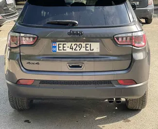 Vermietung Jeep Compass. Komfort, Crossover Fahrzeug zur Miete in Georgien ✓ Kaution Einzahlung von 150 GEL ✓ Versicherungsoptionen KFZ-HV, TKV, Insassen, Diebstahlschutz.