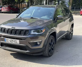 Frontansicht eines Mietwagens Jeep Compass in Tiflis, Georgien ✓ Auto Nr.7181. ✓ Automatisch TM ✓ 1 Bewertungen.