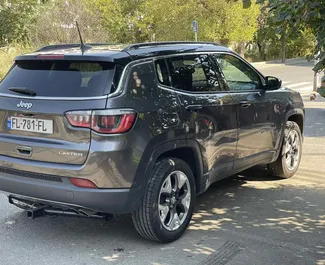 Vermietung Jeep Compass. Komfort, Crossover Fahrzeug zur Miete in Georgien ✓ Kaution Einzahlung von 150 GEL ✓ Versicherungsoptionen KFZ-HV, TKV, Insassen, Diebstahlschutz.