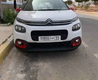 Frontansicht eines Mietwagens Citroen C3 am Flughafen Agadir, Marokko ✓ Auto Nr.7538. ✓ Schaltgetriebe TM ✓ 2 Bewertungen.