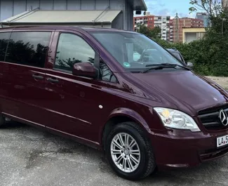 Frontansicht eines Mietwagens Mercedes-Benz Vito in Tirana, Albanien ✓ Auto Nr.7340. ✓ Schaltgetriebe TM ✓ 0 Bewertungen.