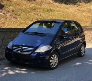 Frontansicht eines Mietwagens Mercedes-Benz A-Class in Durres, Albanien ✓ Auto Nr.7308. ✓ Schaltgetriebe TM ✓ 1 Bewertungen.