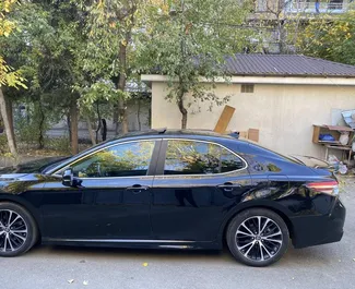 Vermietung Toyota Camry. Komfort, Premium Fahrzeug zur Miete in Georgien ✓ Kaution Einzahlung von 200 GEL ✓ Versicherungsoptionen KFZ-HV.