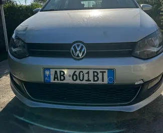 Frontansicht eines Mietwagens Volkswagen Polo in Durres, Albanien ✓ Auto Nr.7480. ✓ Automatisch TM ✓ 0 Bewertungen.